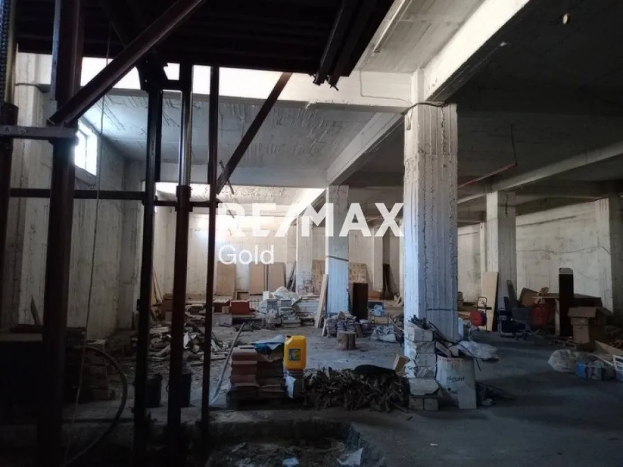Pièces - Central Retail Space with Parking in Thessaloniki