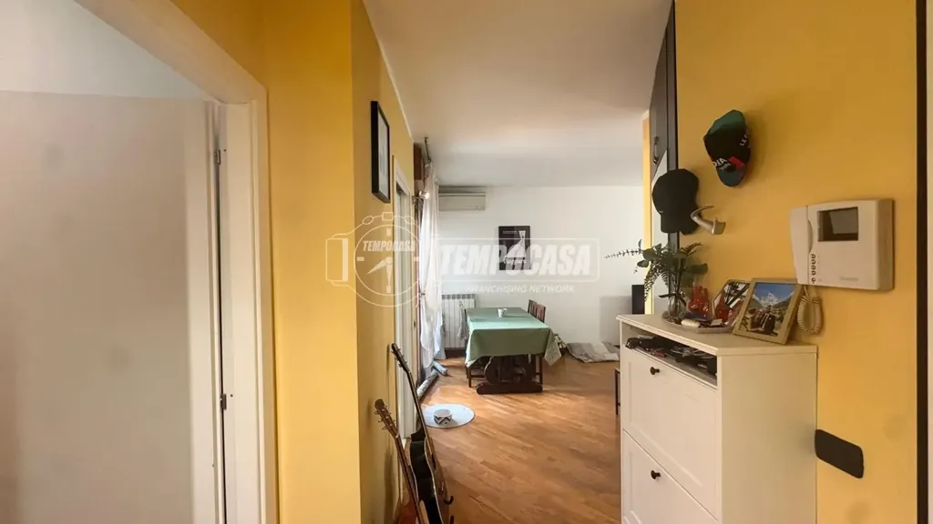 Esik - Twin-Storey Apartment with Balcony in Milan