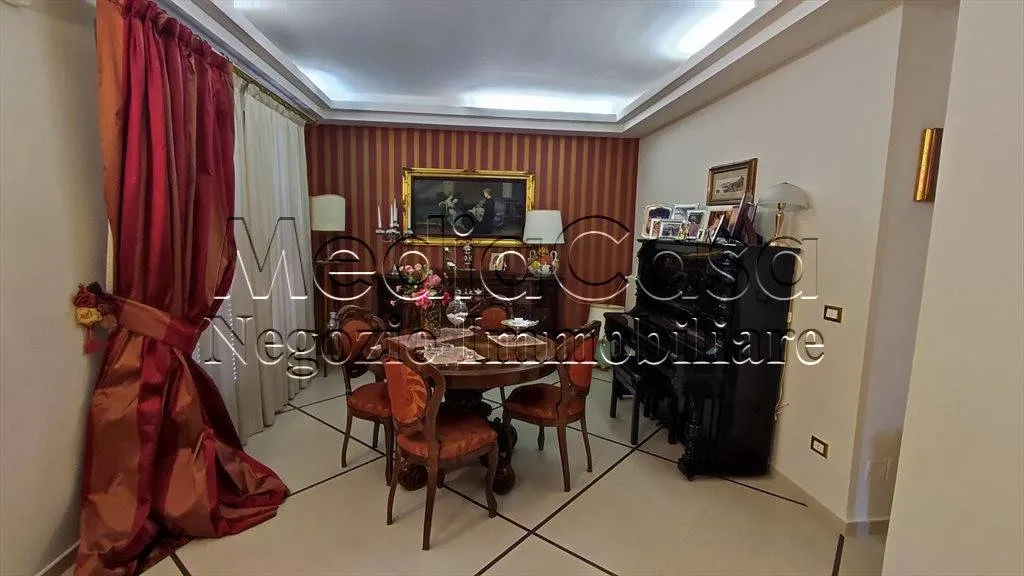 Salle à manger - Elegant Villa with Private Garden in Teverola