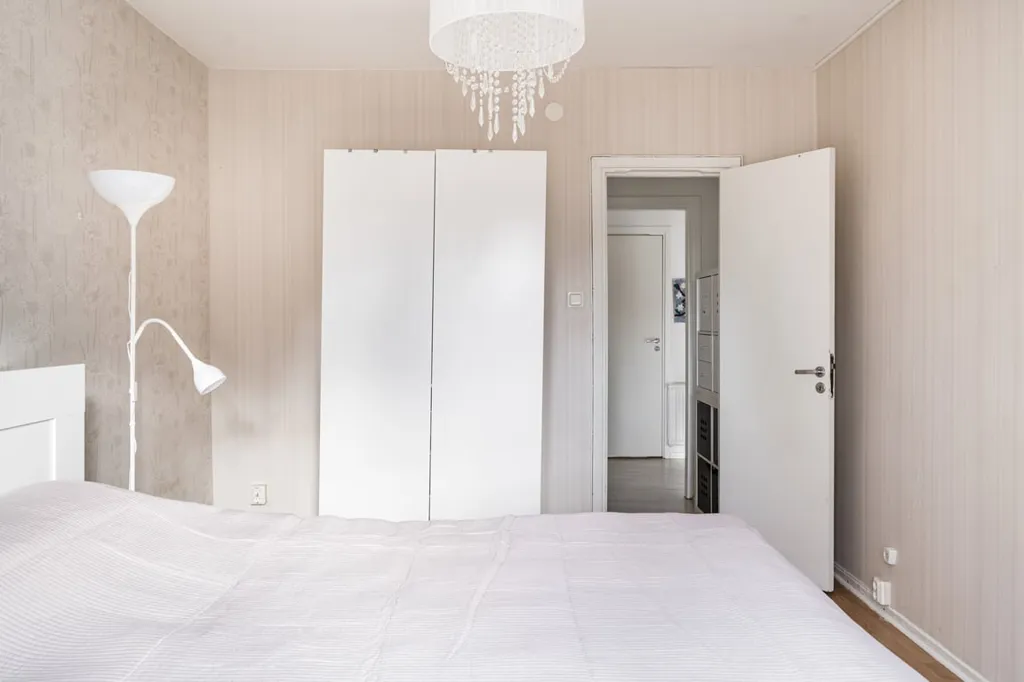 Magamistoad - Efficient 1960s Flat with South-West Balcony in Solberga