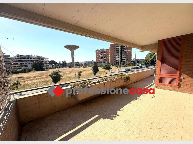 Balcone - Appartamento con doppia esposizione e terrazzo a Pomezia