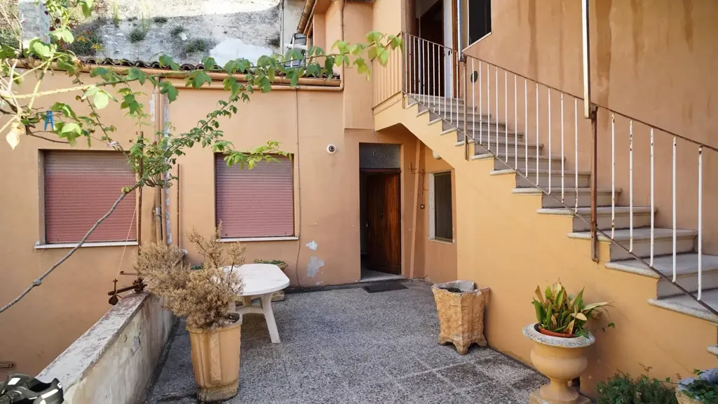 Toad - Historic Townhouse with Courtyard in Fabriano