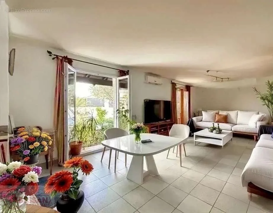 Elutuba - Renovated House with Pool in Rousson