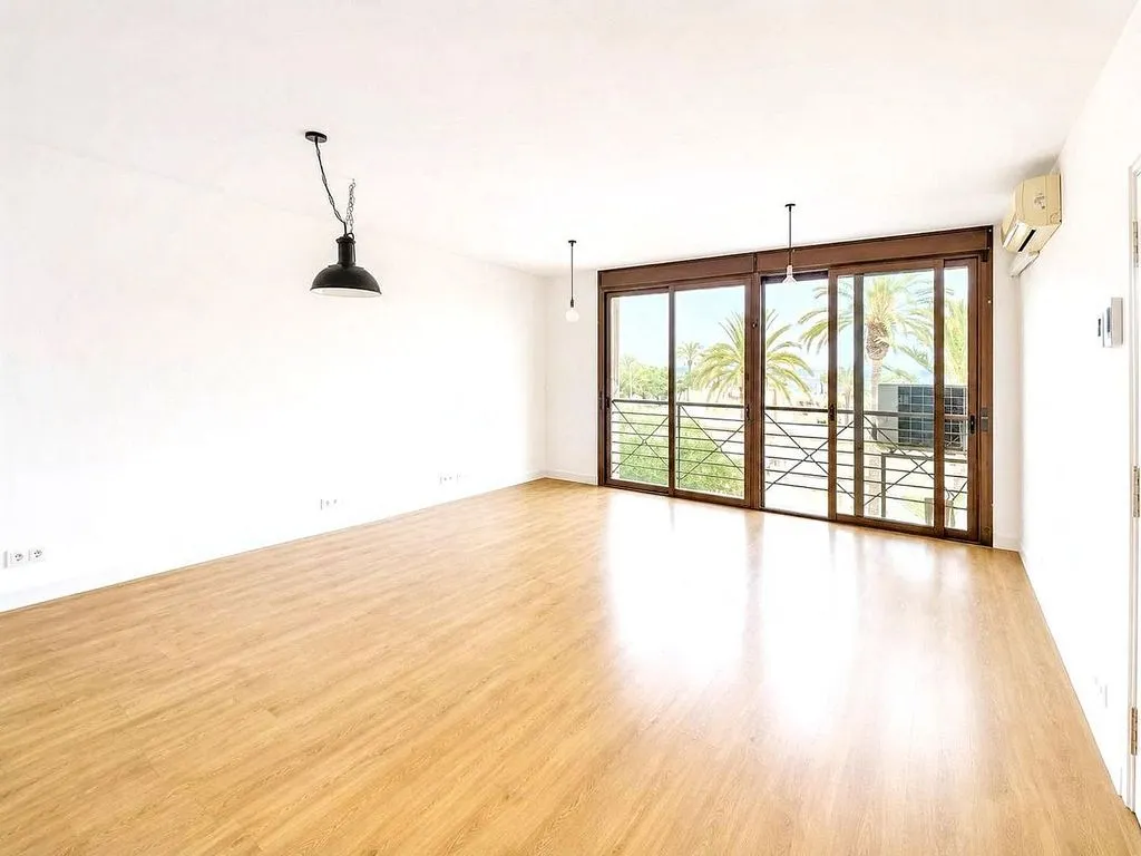 Toad - Reformed Seafront Flat in Mataró