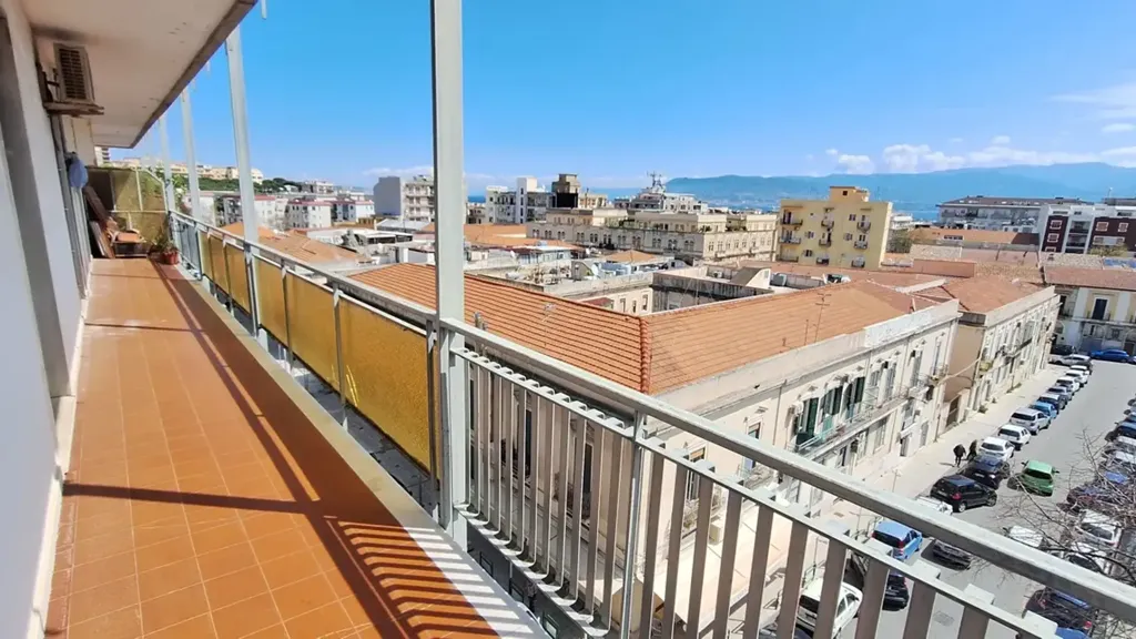 Balcon - Spacious Apartment with Balcony in Messina