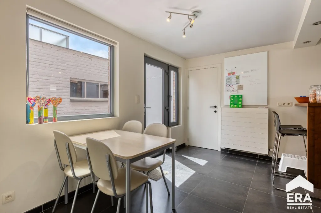 Salle à manger - Maison Familiale avec Piscine Solaire à Proximité du Centre-Ville