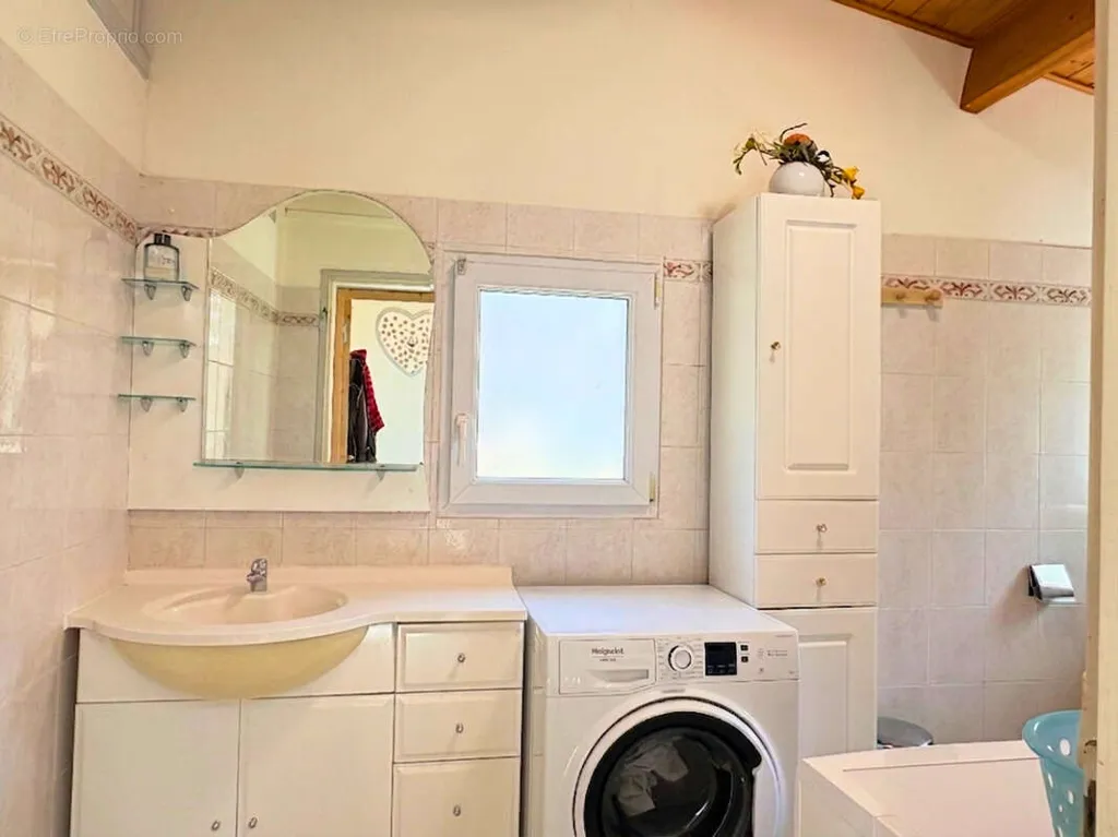 Salles de bain - Maison familiale avec piscine et jardin à Cognac