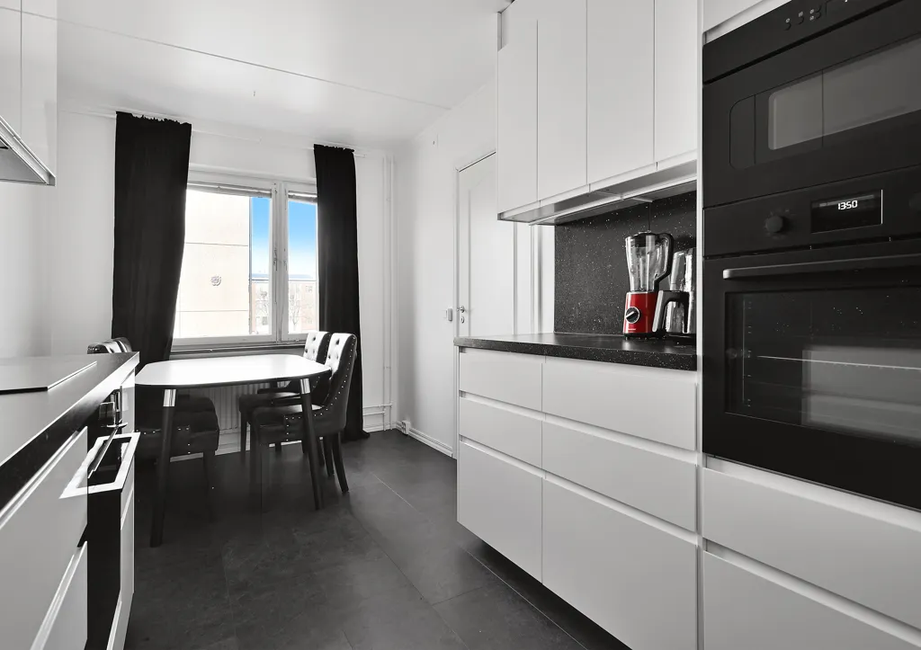 Cuisine - Renovated Apartment with Balcony in SE District