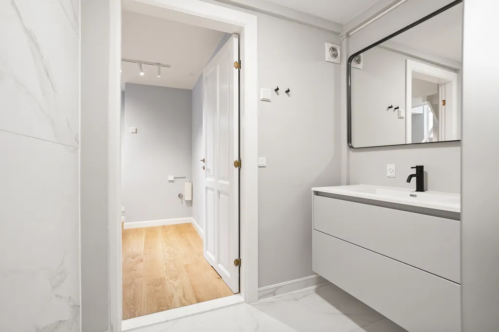 Bathrooms - Charming Renovated Flat with Parking in Øgaderne