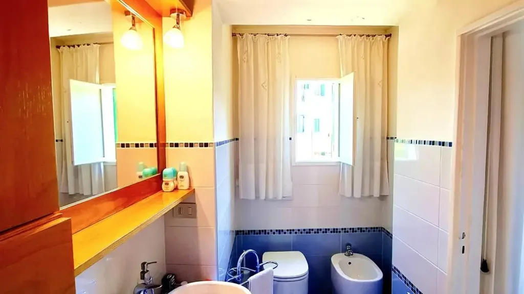 Salles de bain - Five-Bedroom Apartment with Terrace in Lastra a Signa