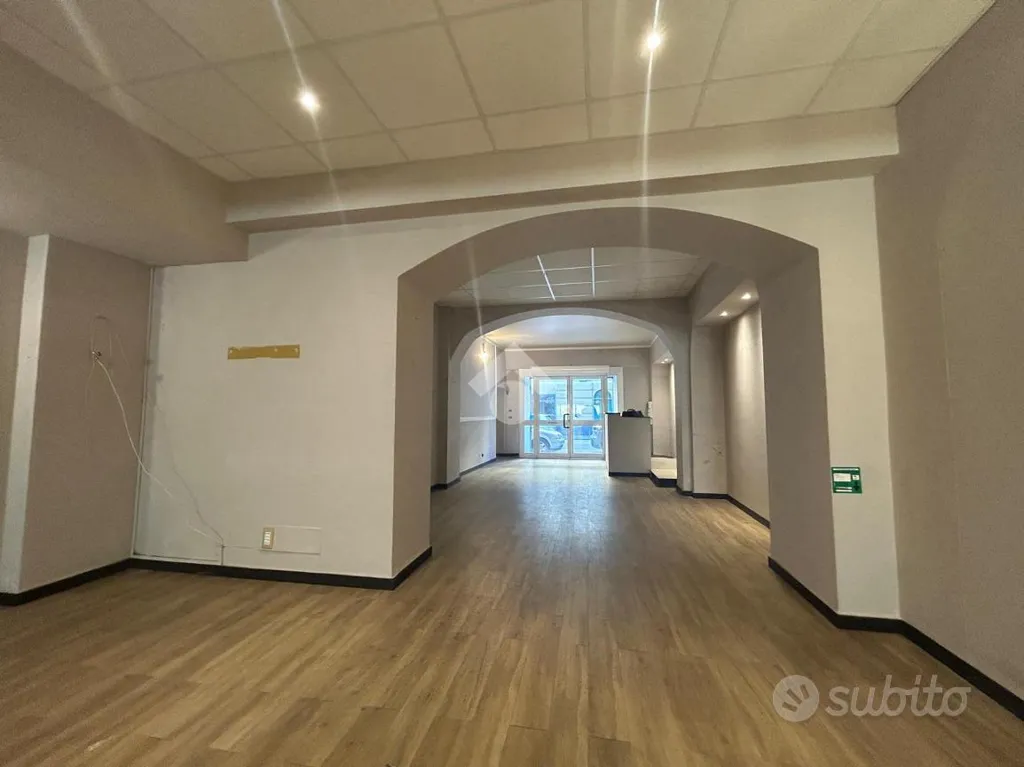 Entrée - Commercial Shop with Seafront Courtyard in Lavagna