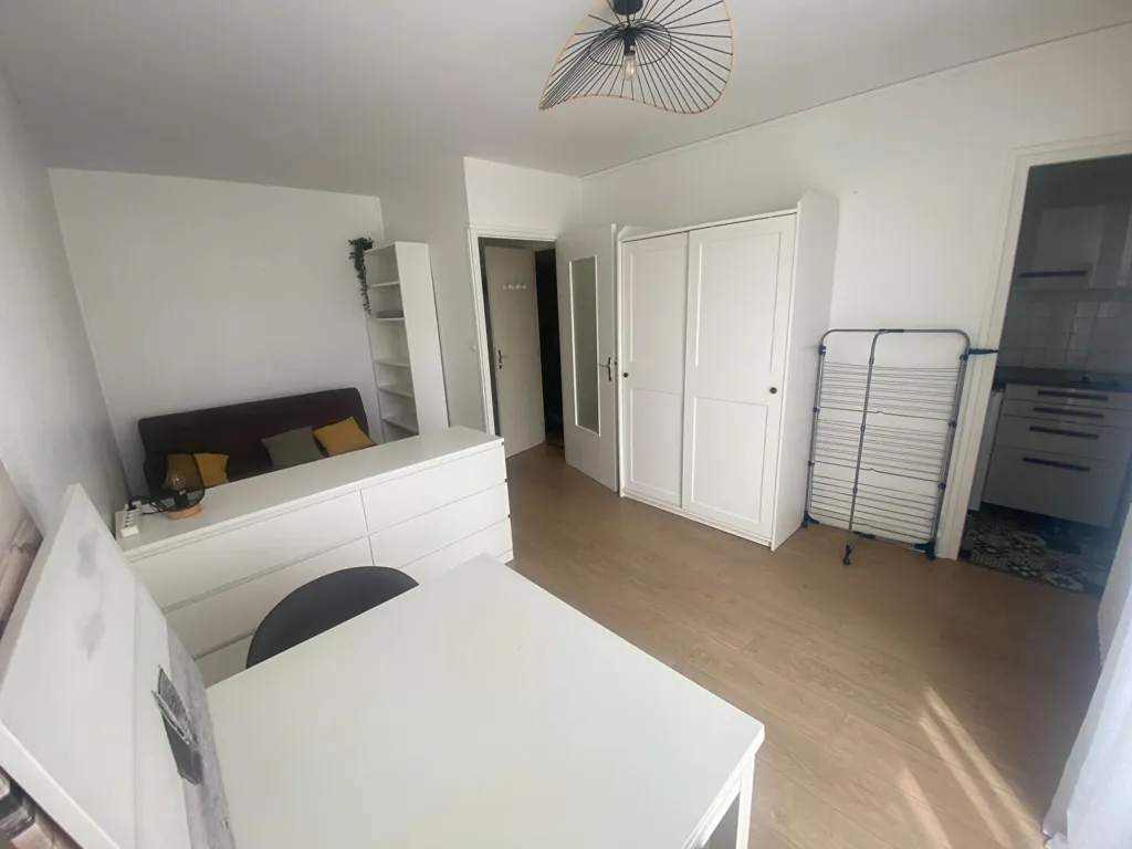 Chambres - Studio Meublé avec Ascenseur et Parking à Paris