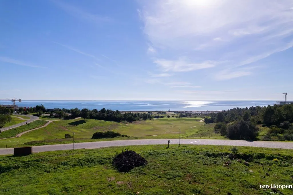 Aed - Development Land with Golf Course Access in Odiáxere
