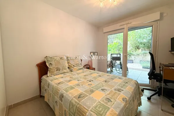 Chambres - Appartement Rez-de-Jardin avec Terrasse et Piscine à Fréjus