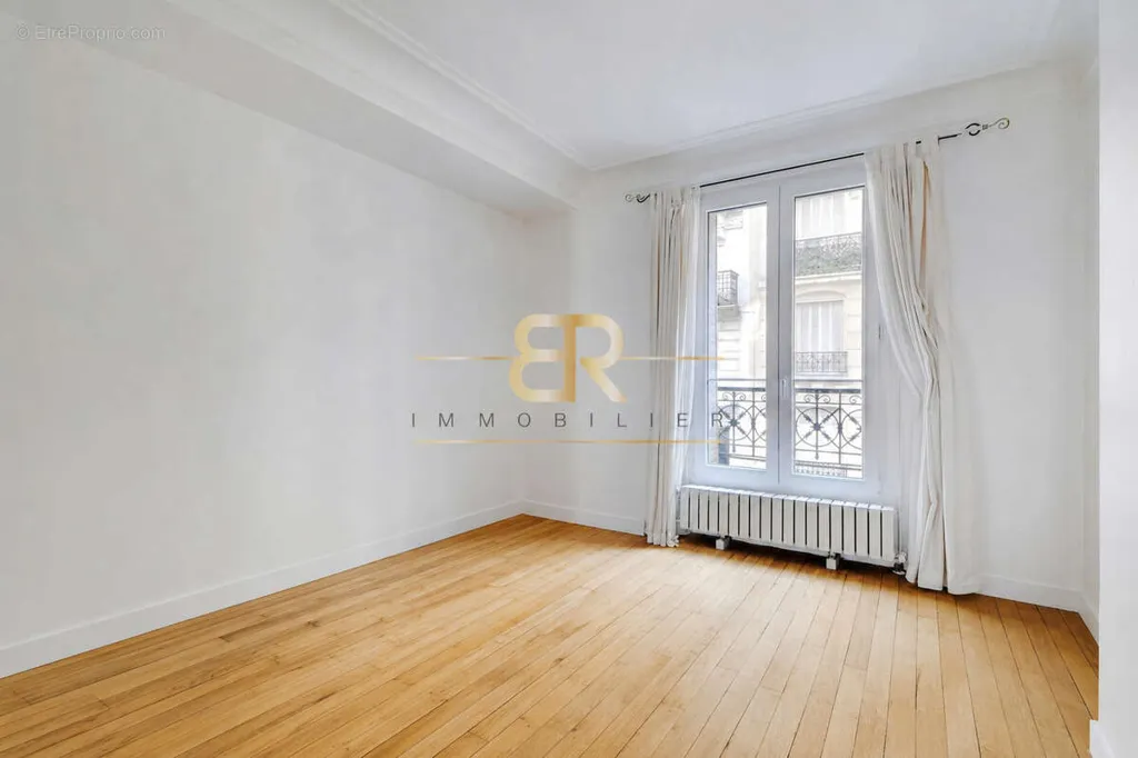 Toad - Charming 2-3 Bed Flat with East-West View in Paris