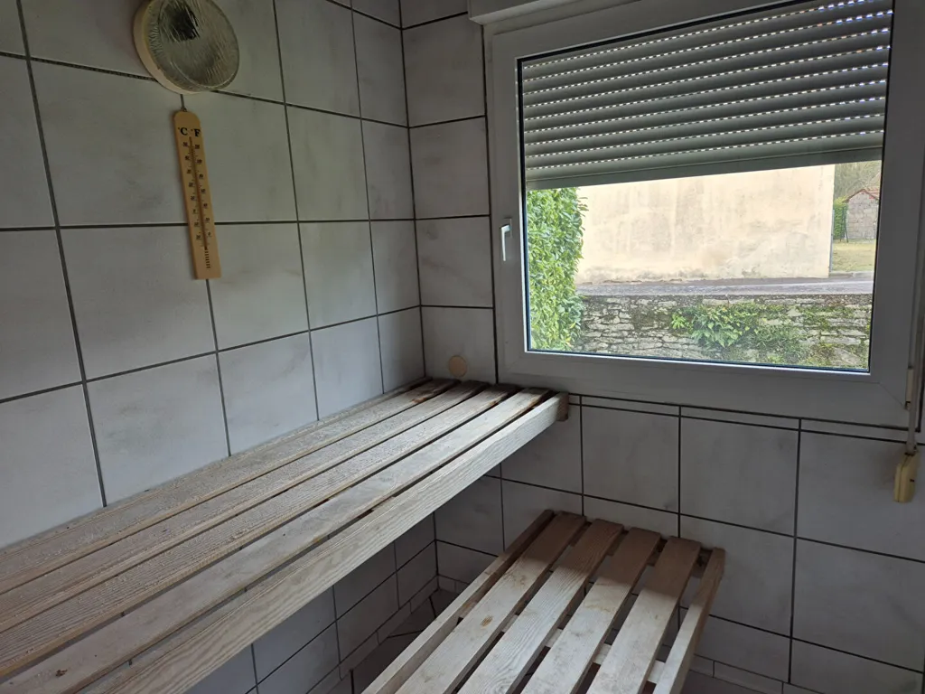 Rooms - Detached House with Covered Pool near Vesoul