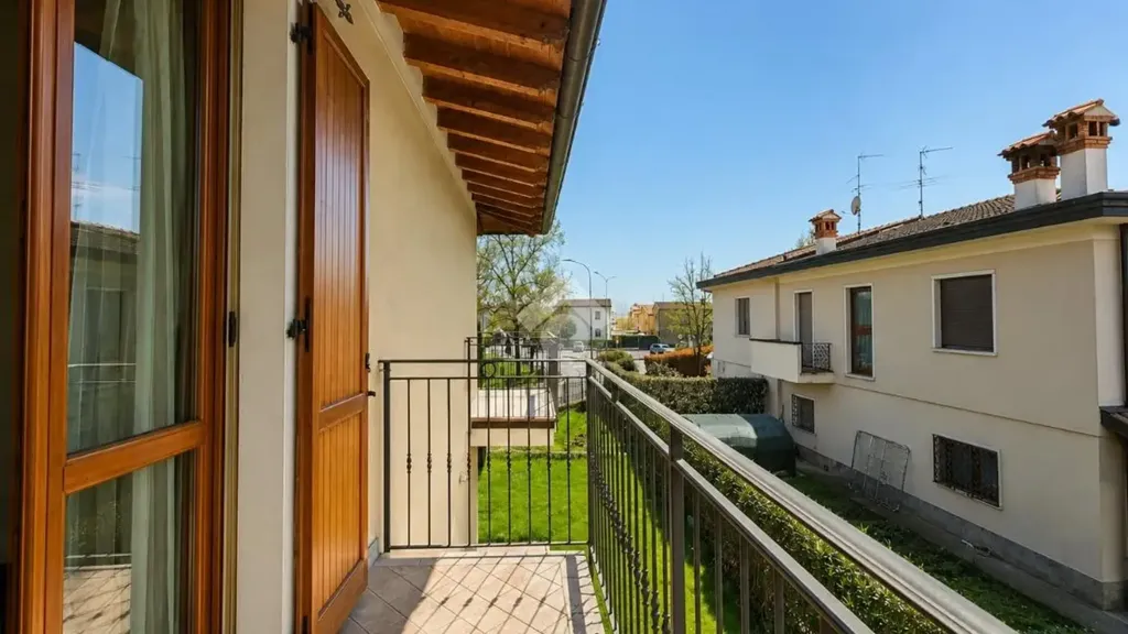 Rõdu - Contemporary Apartment with Balcony in Chiari