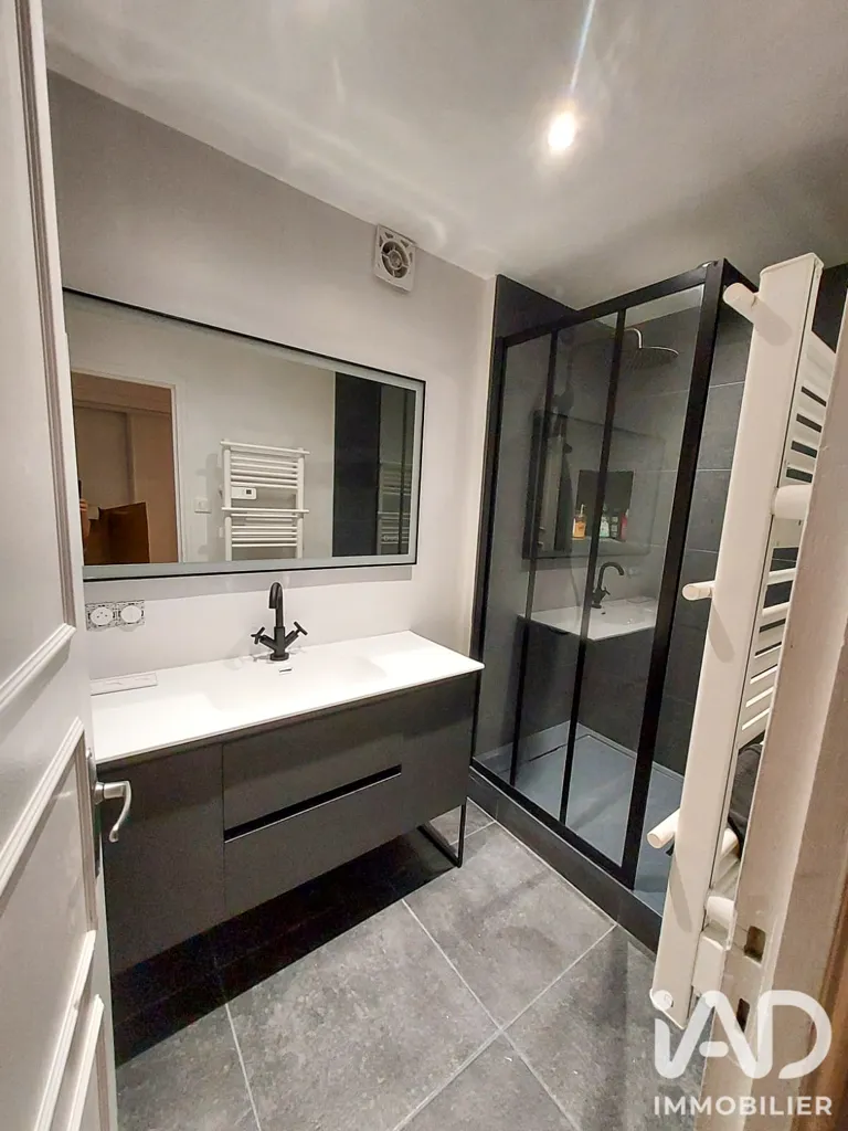 Vannitoad - Transformed 3-Bed Apartment with Garage in Nîmes
