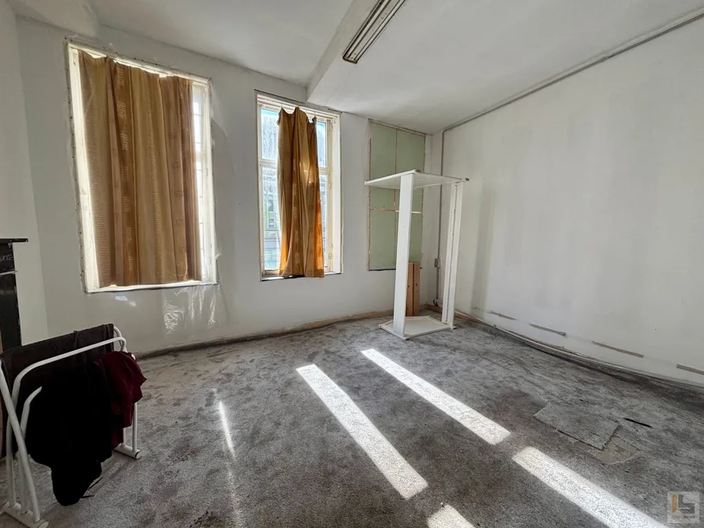 Toad - Mixed-Use Property with Commercial Space in Ronse