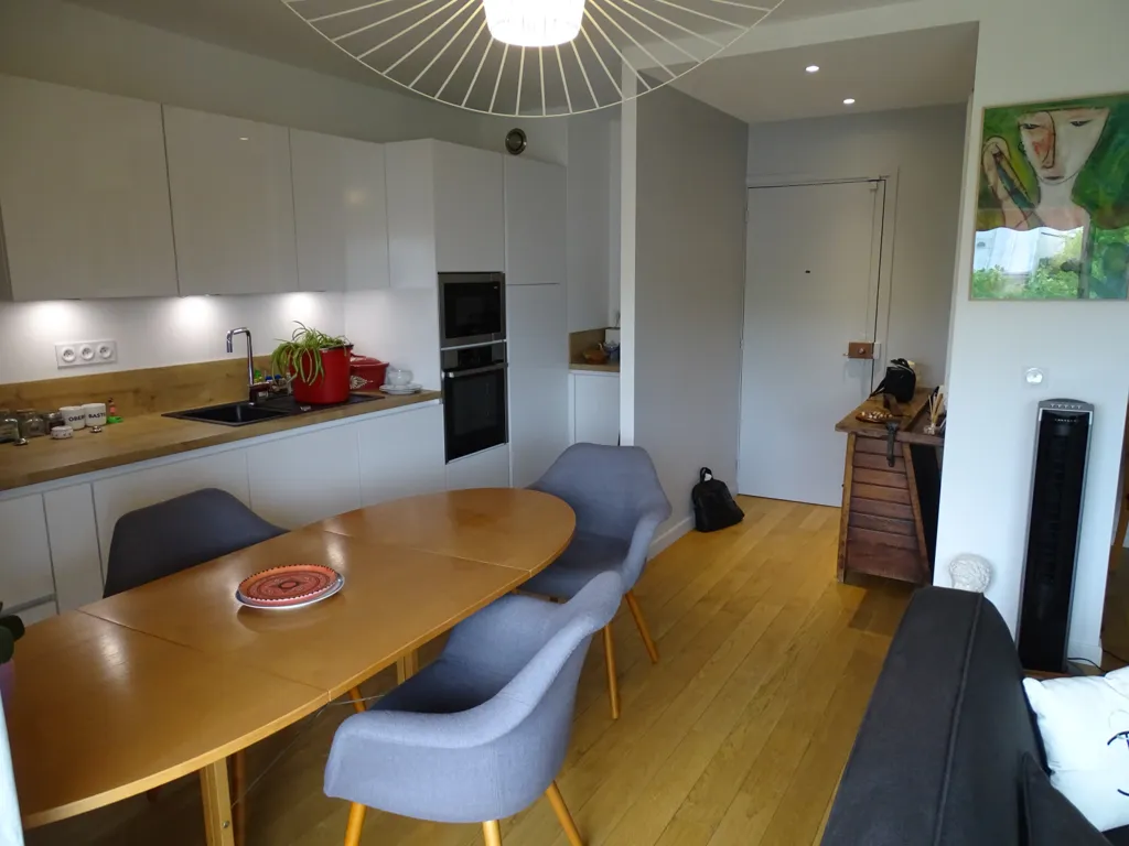 Söögituba - 2-Bedroom Paris Apartment with Balcony
