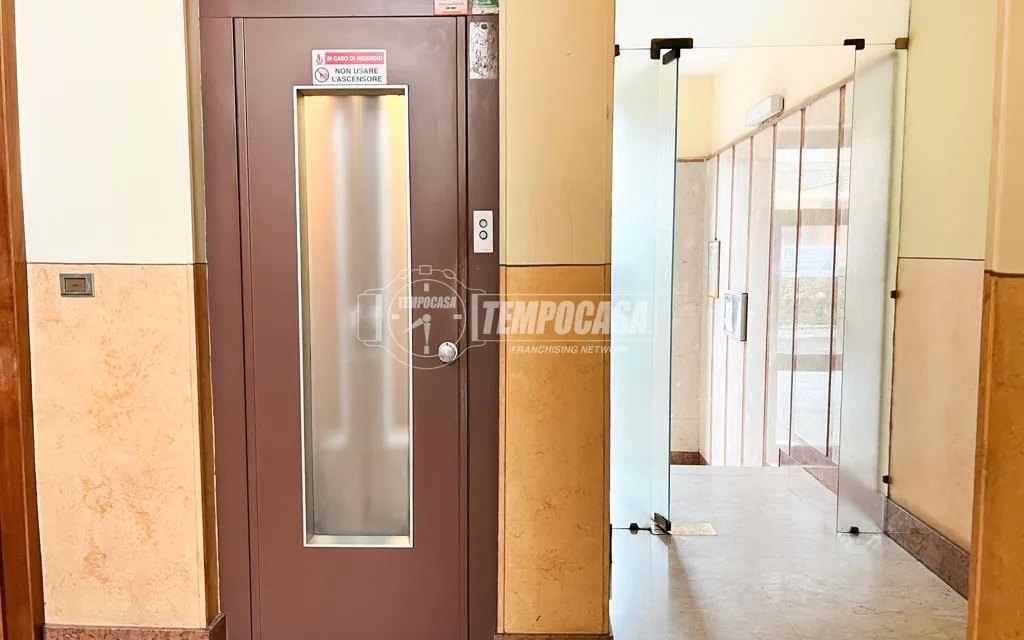 Esik - Three-Bedroom Flat with Panoramic View in Orbassano