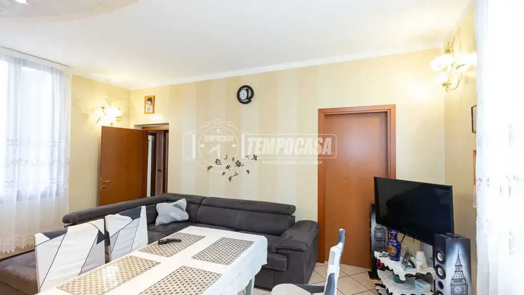 Elutuba - Spacious Trilocale with Parking in Brescia