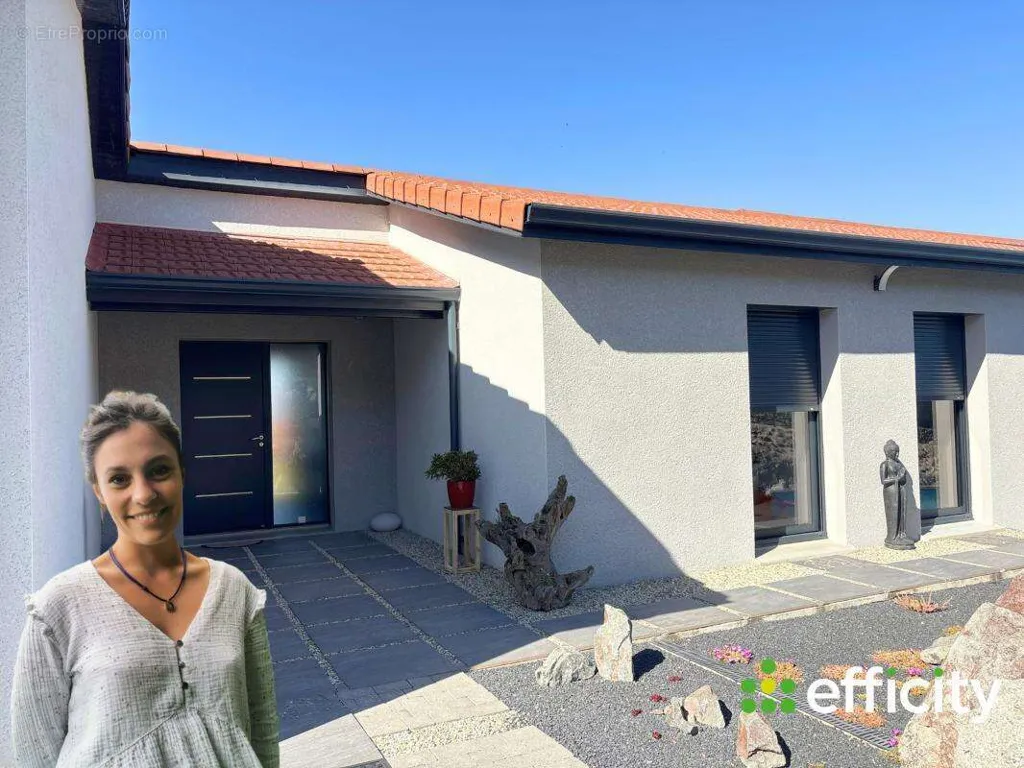 Extérieur - Villa Contemporaine avec Piscine à Montbrison