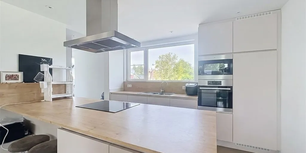 Köök - Spacious 3-Bedroom Apartment with Terrace in Sint-Niklaas