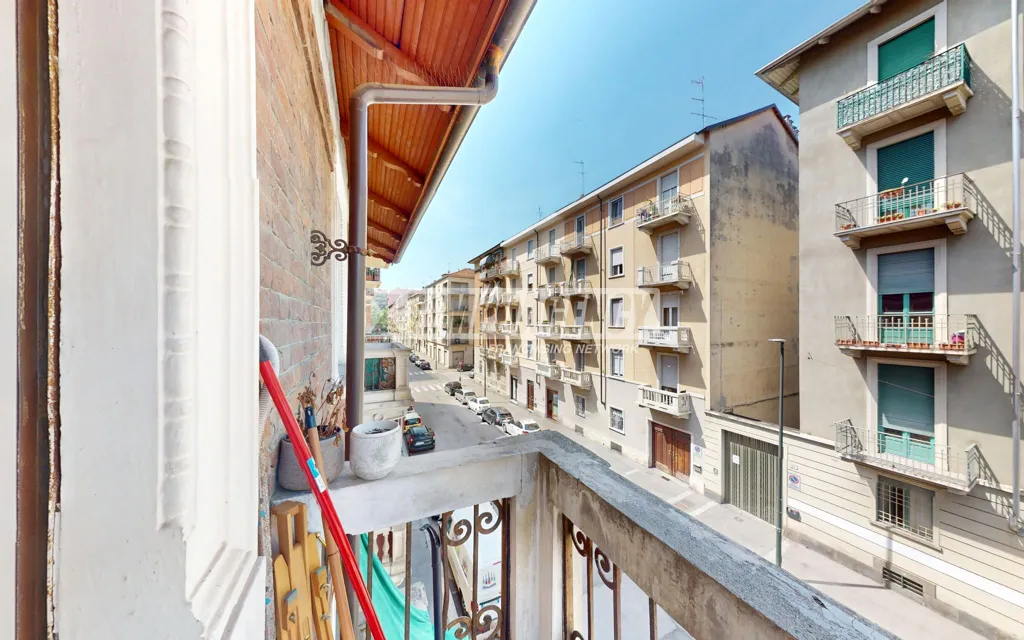 Rõdu - Bright Apartment with Metro Access in Turin