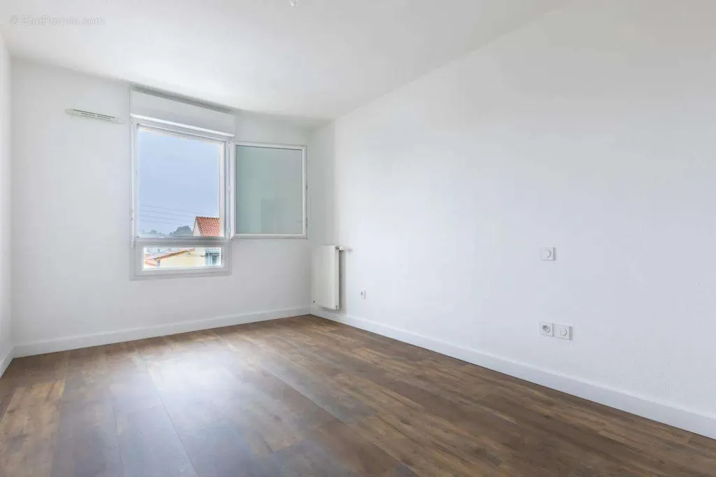 Rooms - 3-Bed Apartment with Balcony in Saint-Sébastien