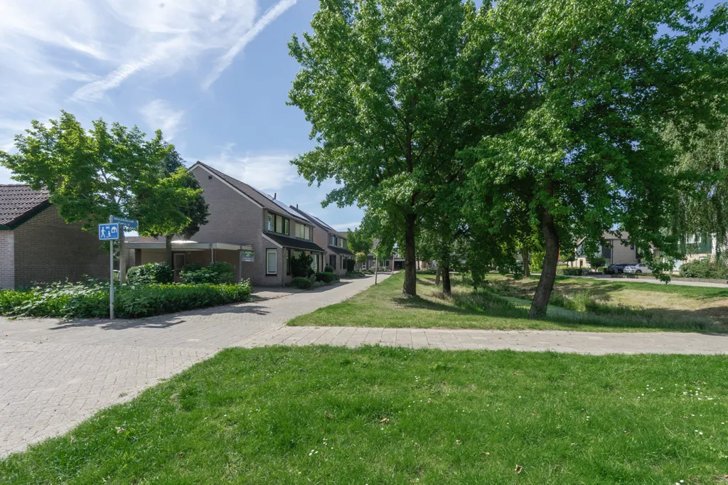 Välivaade - Two-Storey House with Garden in Elst