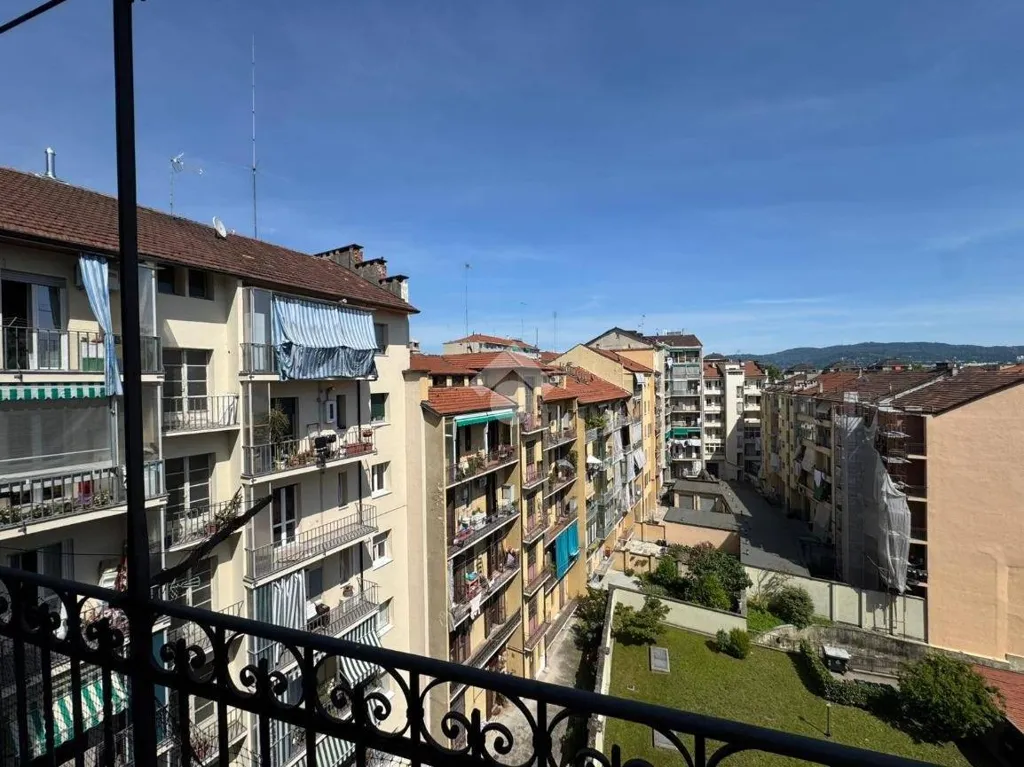 Balcon - Spacious Apartment with Balcony in Cenisia, Turin
