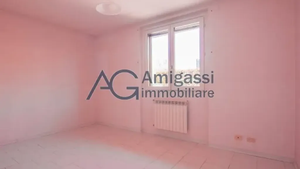 Rooms - Two-Bedroom Apartment with Private Garden in Stezzano