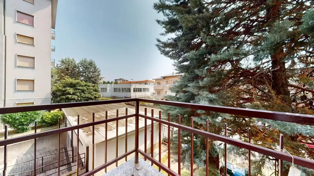 Balcon - Spacious 3-Bedroom Apartment in Seregno
