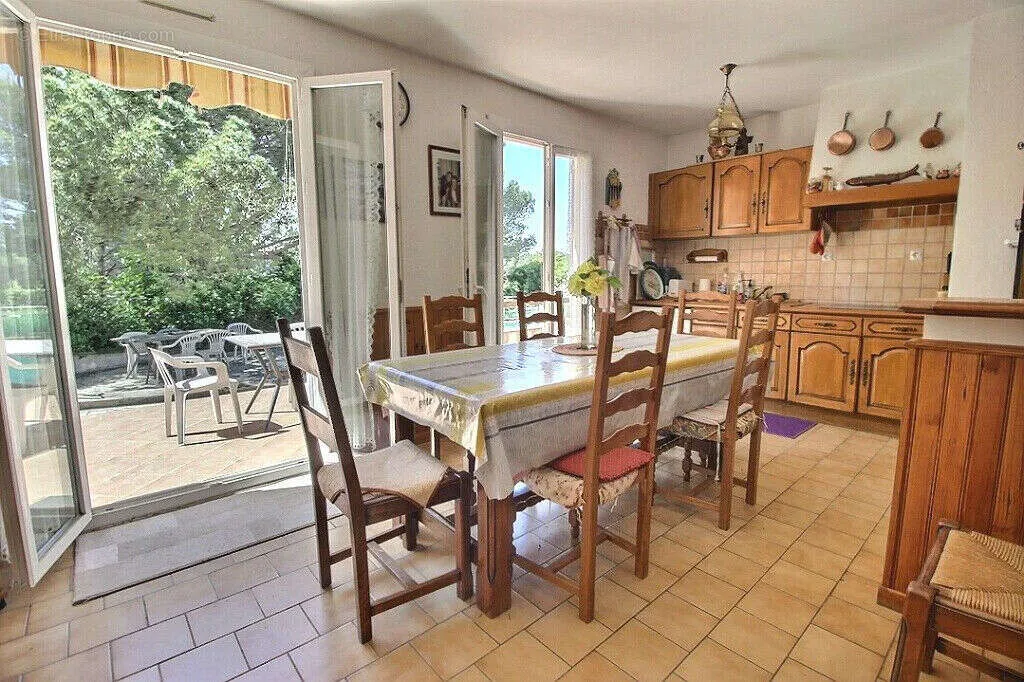 Salle à manger - Maison avec Piscine et Jardin à La Bouverie