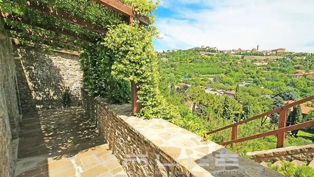 Terrass - Panoramic Trilocale with Terraces in Bergamo