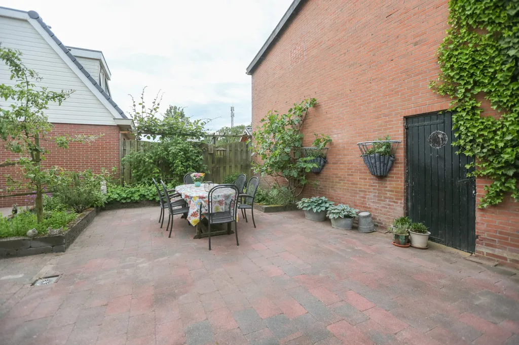 Giardino - Characterful Detached House with Garden in Buitenpost