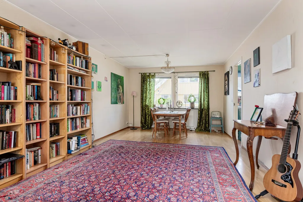 Office - 1½-Storey Villa with Spa Deck in Quiet Suburb