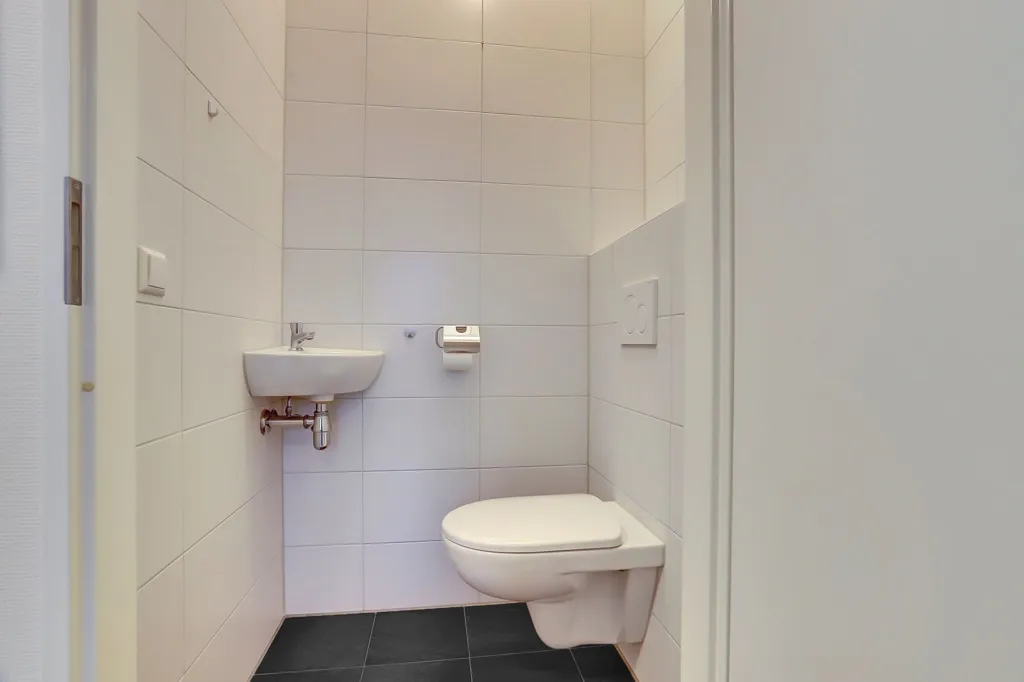 Salles de bain - Portiekflat with Loggia in Diessen Centre