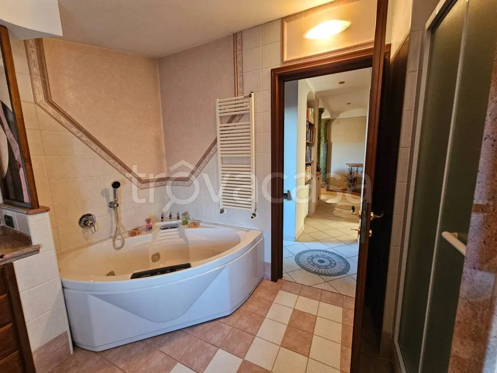 Salles de bain - Rustic House with Two Apartments in Sommariva Perno