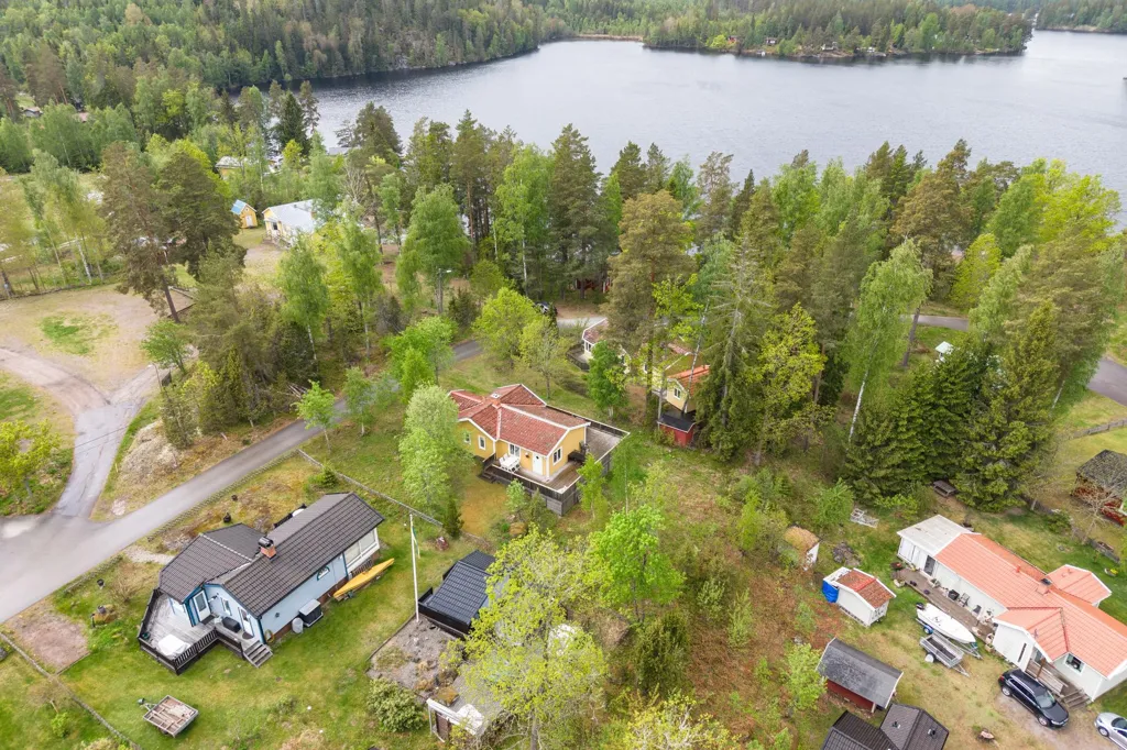 Õhuvaade - Charming Cottage with Lake View in Virserum