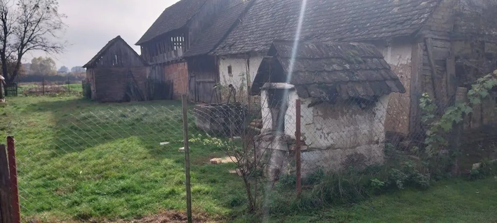 Välivaade - Dilapidated House with Courtyard in Kaniža