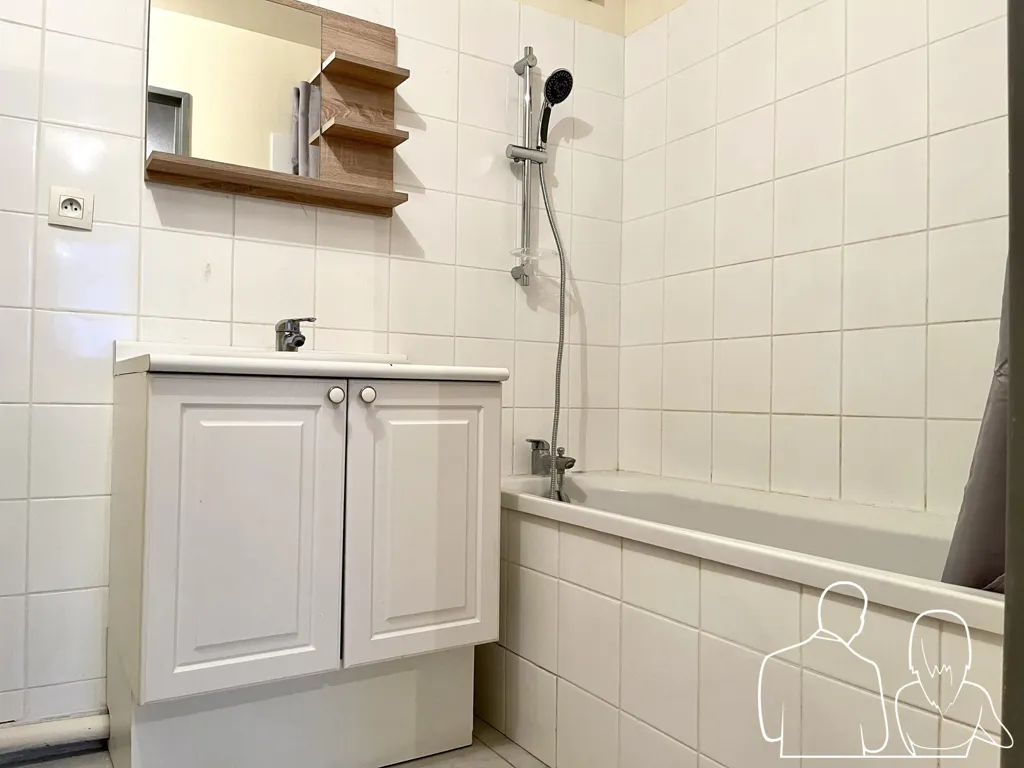 Salles de bain - Appartement Meublé T2 avec Ascenseur au Centre de Beuzeville