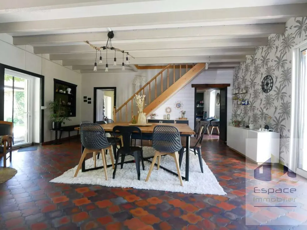 Sala da pranzo - Rustic Stone House with Pool near Aigrefeuille d'Aunis