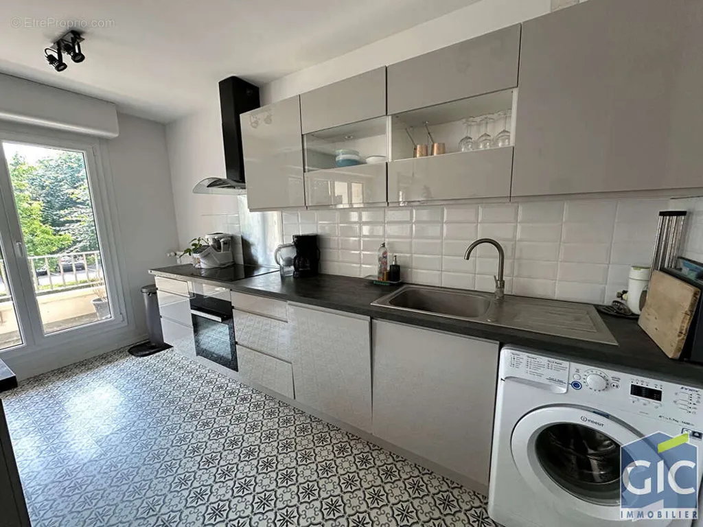 Cucina - 5-Bedroom Apartment with Balcony in Caen