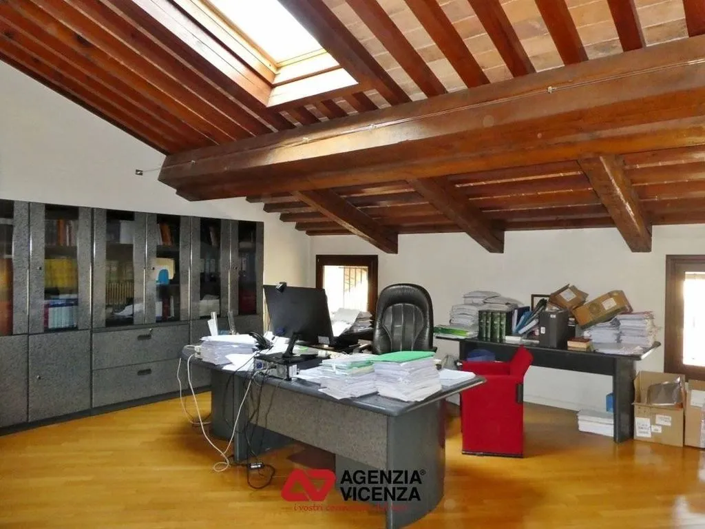 Bureau - Historic Office with Elevator in Vicenza