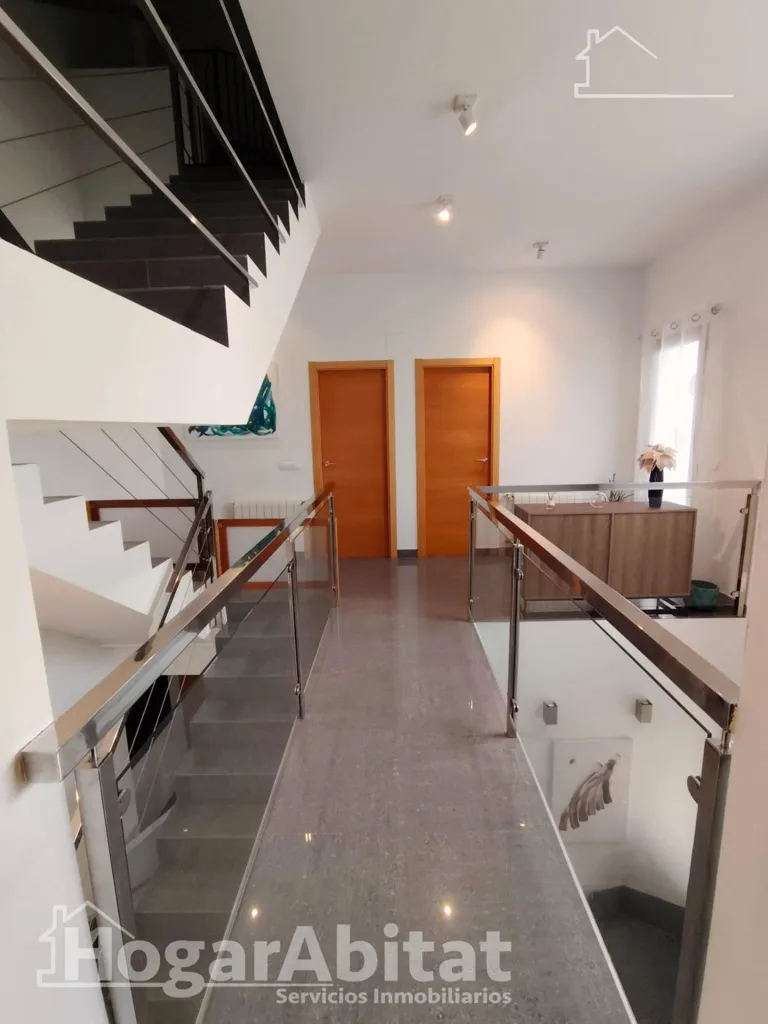 Toad - Spacious Corner House with Terraces in Alginet