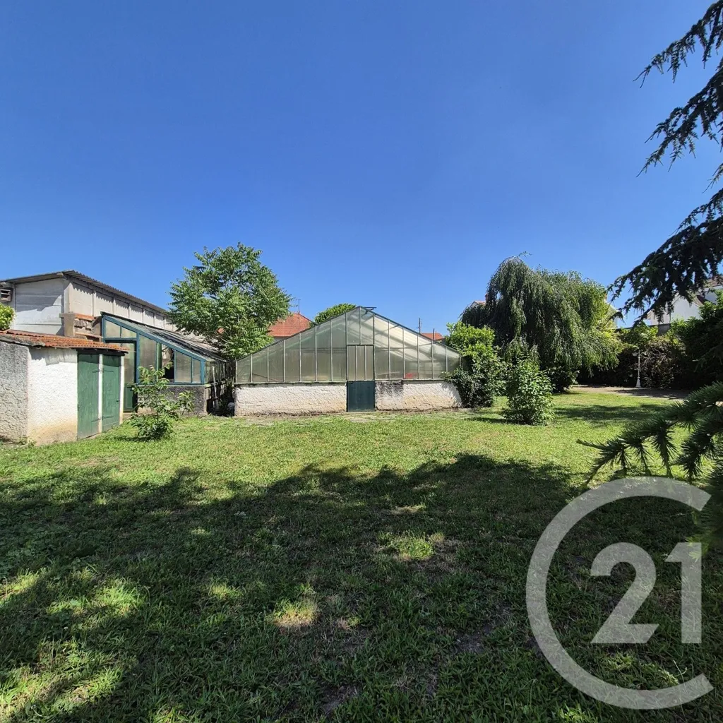 Aed - Architectural House with Garden in Roanne