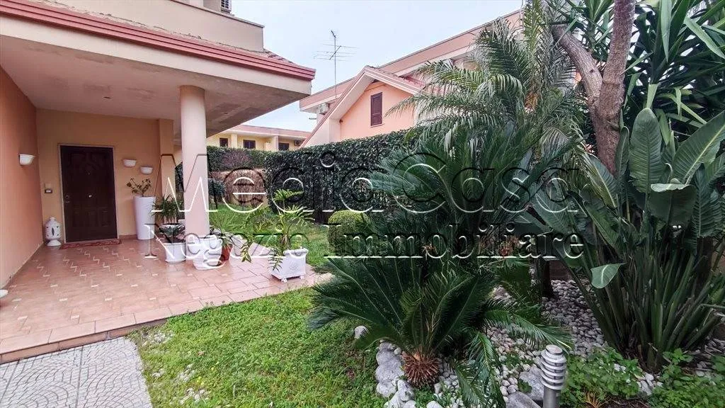 Jardin - Elegant Villa with Private Garden in Teverola