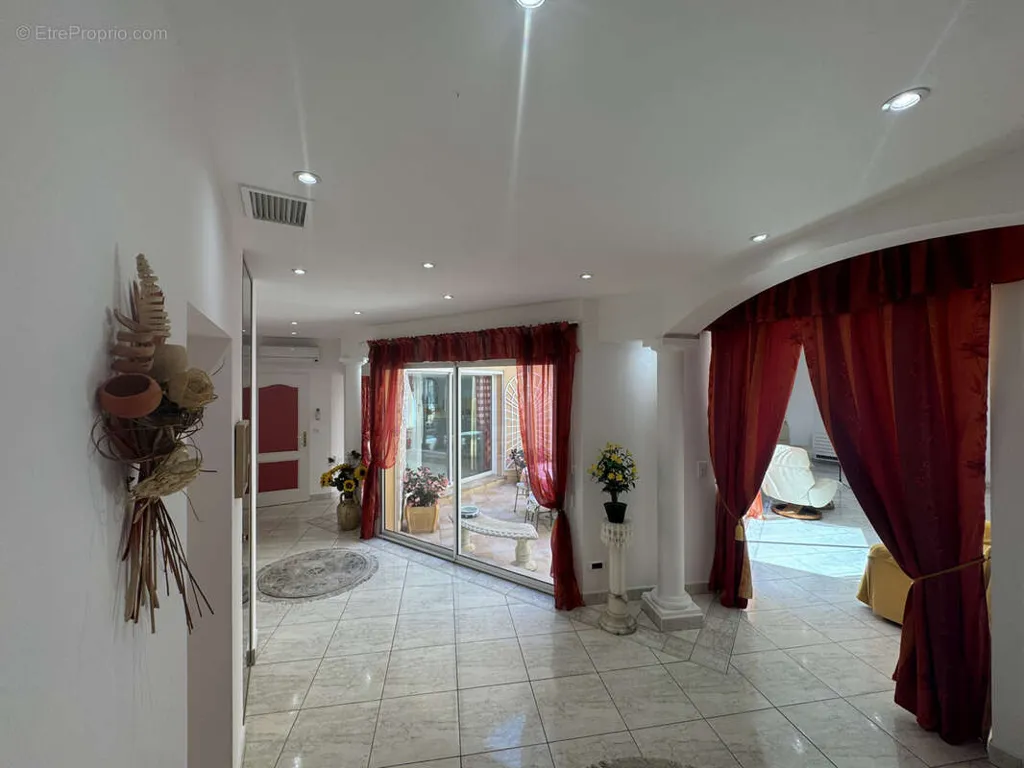 Entrée - Villa avec Piscine dans un Secteur Calme à La Grande-Motte